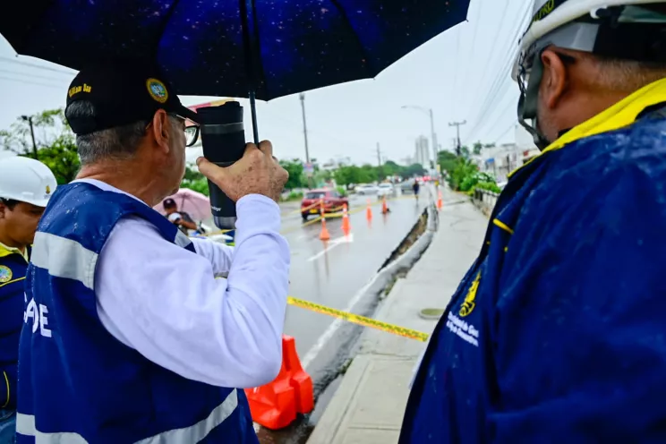 Realizaron recorrido de inspección en varios lugares afectados por deslizamientos en las últimas horas.