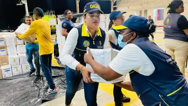  Los kits de asistencia humanitaria alimentaria llegaron a la ciudad en un avión hércules y fueron recibidos por la Alcaldía 