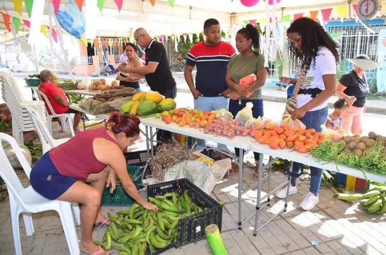 Los ciudadanos acudieron a las plazas móviles para abastecerse con productos nutritivos