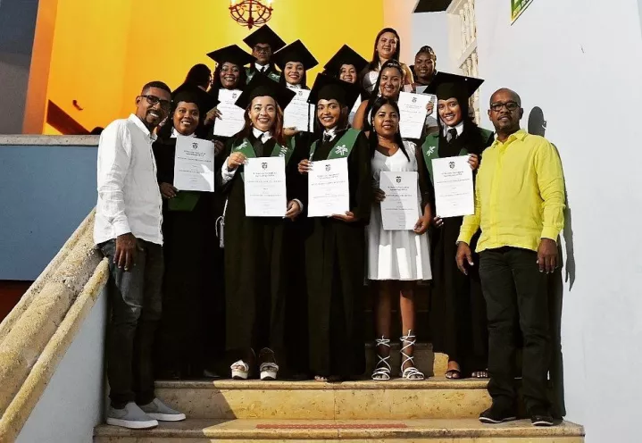 13 madres líderes y titulares reciben su diploma como técnicas en Primera Infancia.