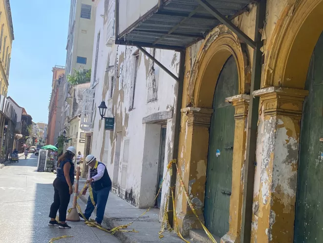 Una parte de la estructura de un cerramiento de una vivienda en la calle del Tejadillo sufrió una caída de material