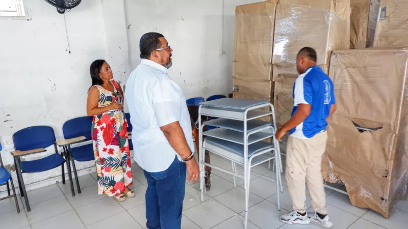 Entregan tableros, mesas, pupitres y sillas nuevas para colegios de Cartagena.