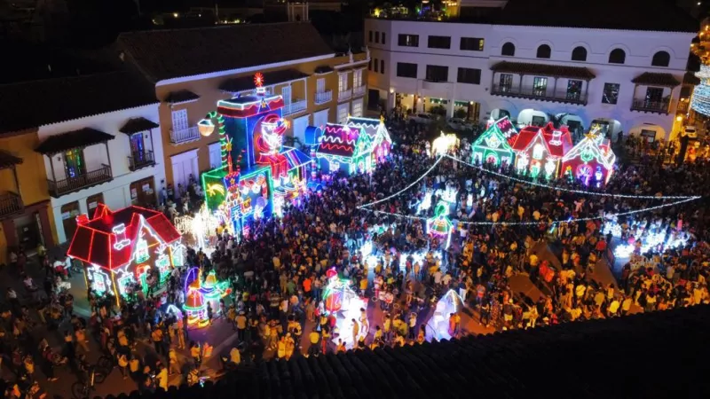  La noche del lunes 9 de enero inició el desmonte del alumbrado navideño