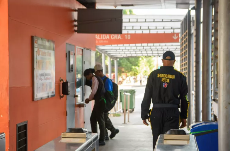 dispositivo de seguridad en las estaciones del sistema