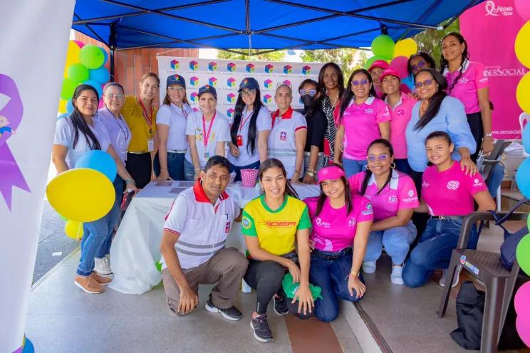 Con actividades de información y educación 
