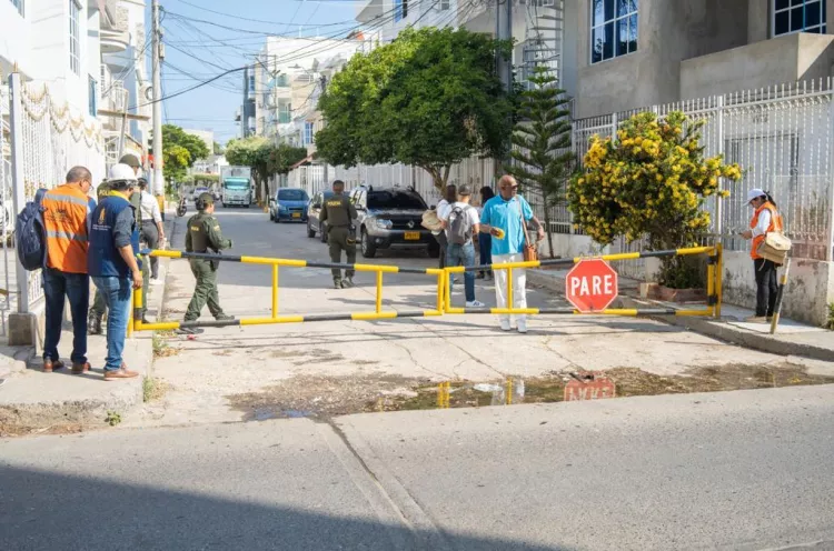 El recorrido inició con la inspección de las talanqueras instaladas en distintas calles del barrio El Country