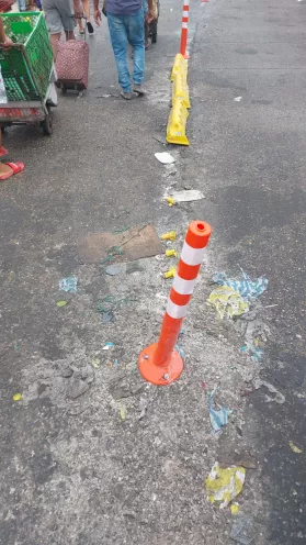 los separadores de los carriles, tachones e hitos fueron arrancados de la vía. 
