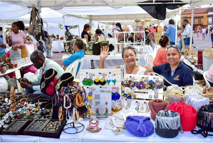 Participan 48 artesanos del Distrito entre hombres y mujeres