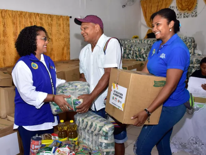Se entregan kits con alimentos no perecederos de la canasta básica familiar