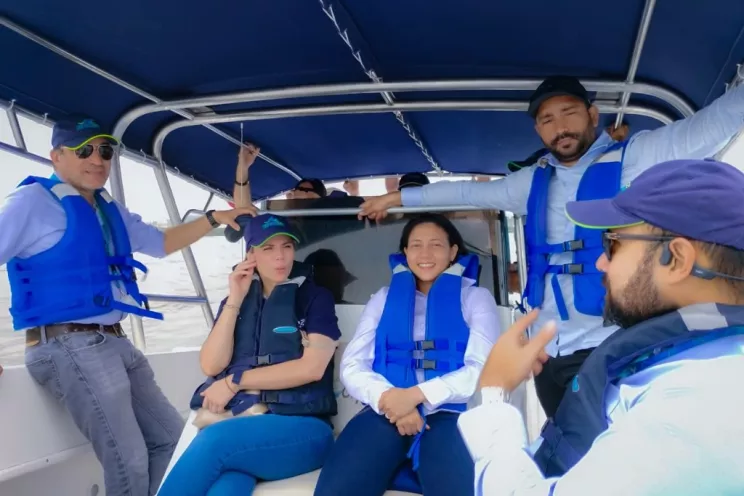 Recorrido por la Bahía Interna de Cartagena y entrada del Canal del Dique para hallar punto idóneo de construcción de planta de llenado de agua potable para Tierrabomba. 