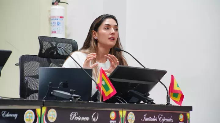 Foto Secretaria de turismo presentando informe de gestion