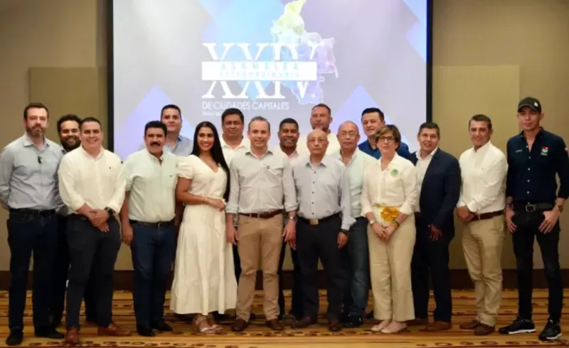 Alcaldes en reunión de Asocapitales.