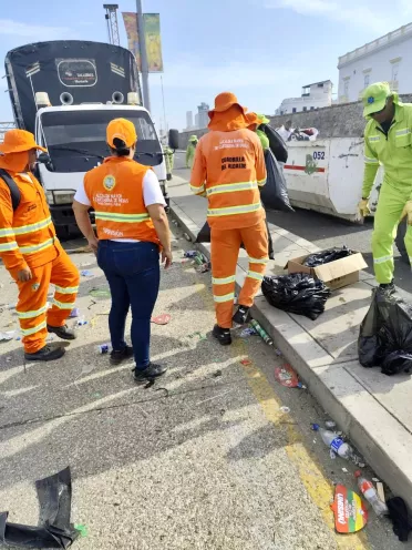 La Cuadrilla del Alcalde limpiando durante las Fiestas de Independencia.