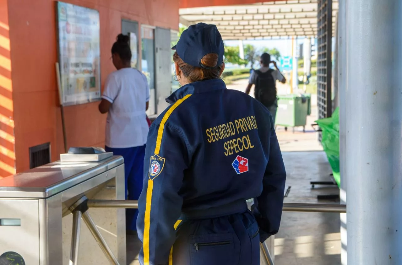 Gracias a los esfuerzos de la Alcaldía de Cartagena, el Concejo Distrital y la gerencia del sistema, se garantizan los recursos para reforzar el dispositivo de seguridad en Transcaribe. 