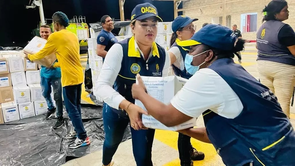  Los kits de asistencia humanitaria alimentaria llegaron a la ciudad en un avión hércules y fueron recibidos por la Alcaldía 