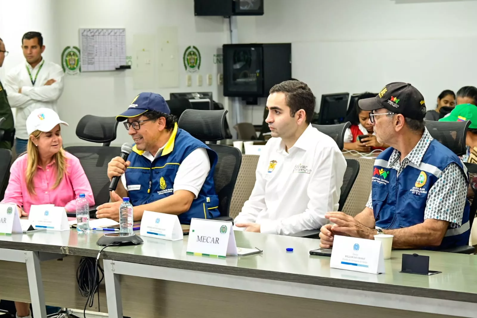 El alcalde de Cartagena, William Dau Chamat, junto a comisión del Gobierno Nacional