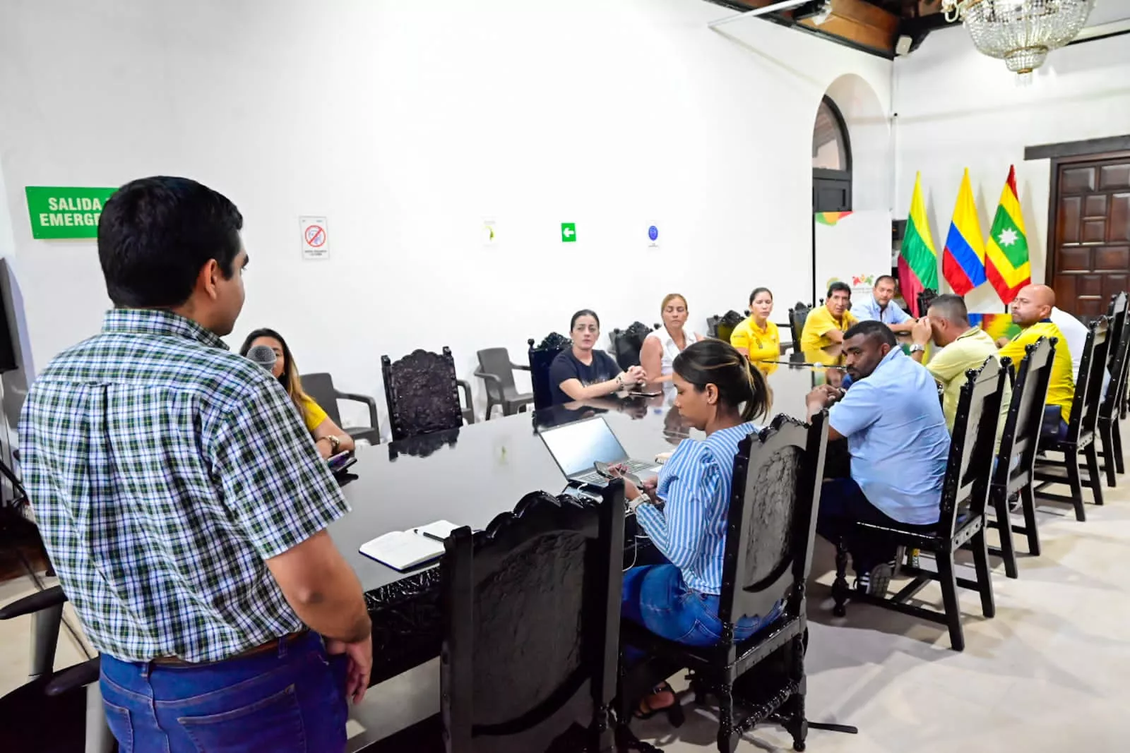 Distrito se reúne con taxistas