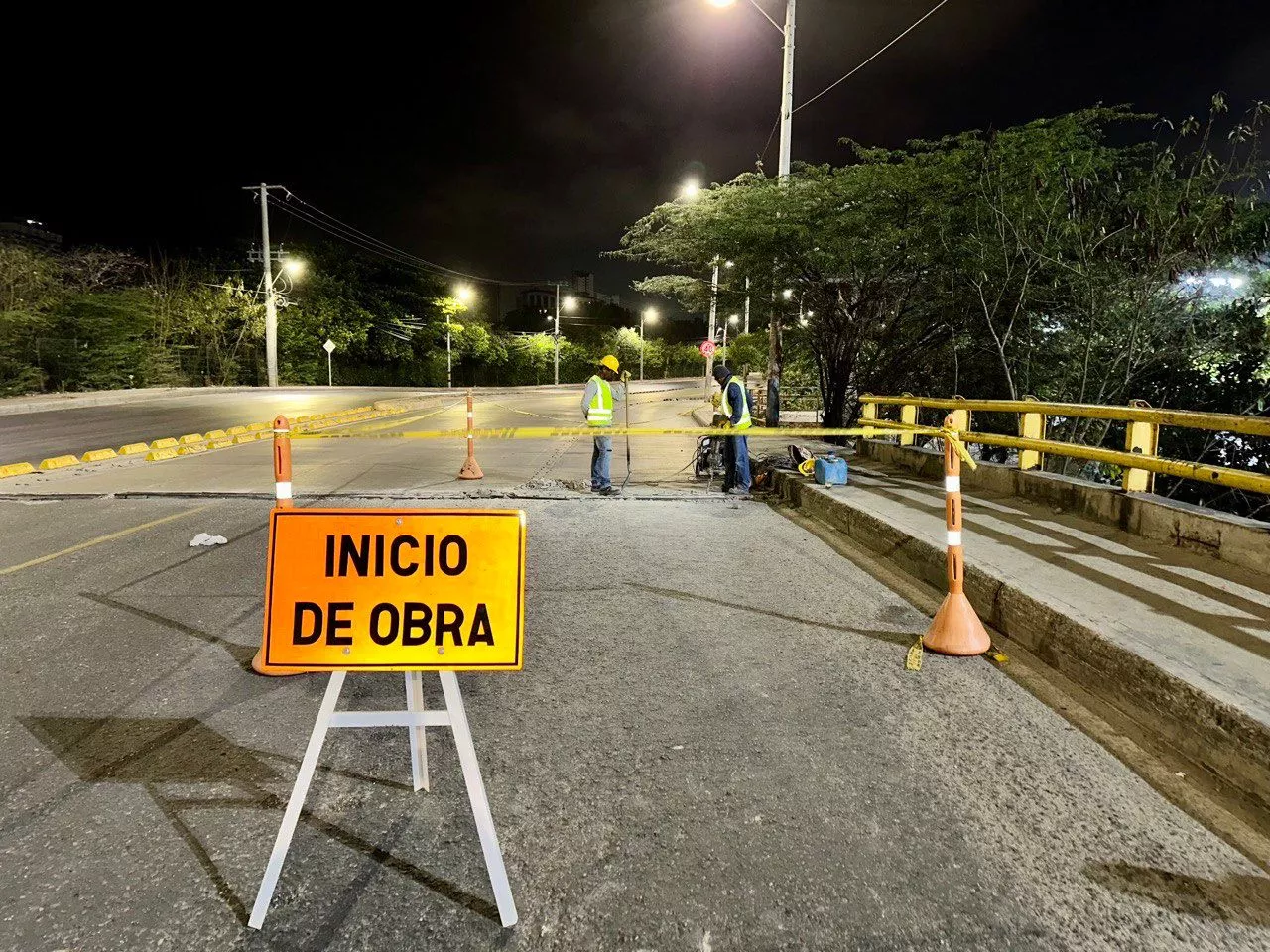 Cierre nocturno en el puente Chambacú