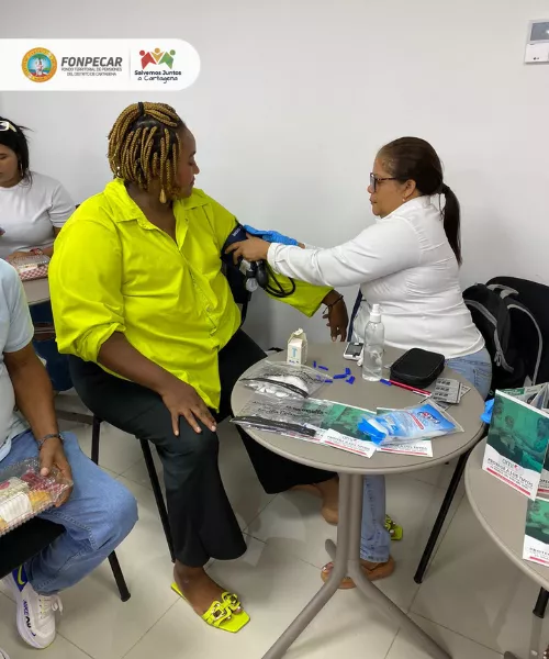 Así vivimos la jornada de salud Fonpecar con nuestros pensionados. Fue una mañana cargada de energía y diversión con nuestros aliados @davivienda y @segurossura 🎁