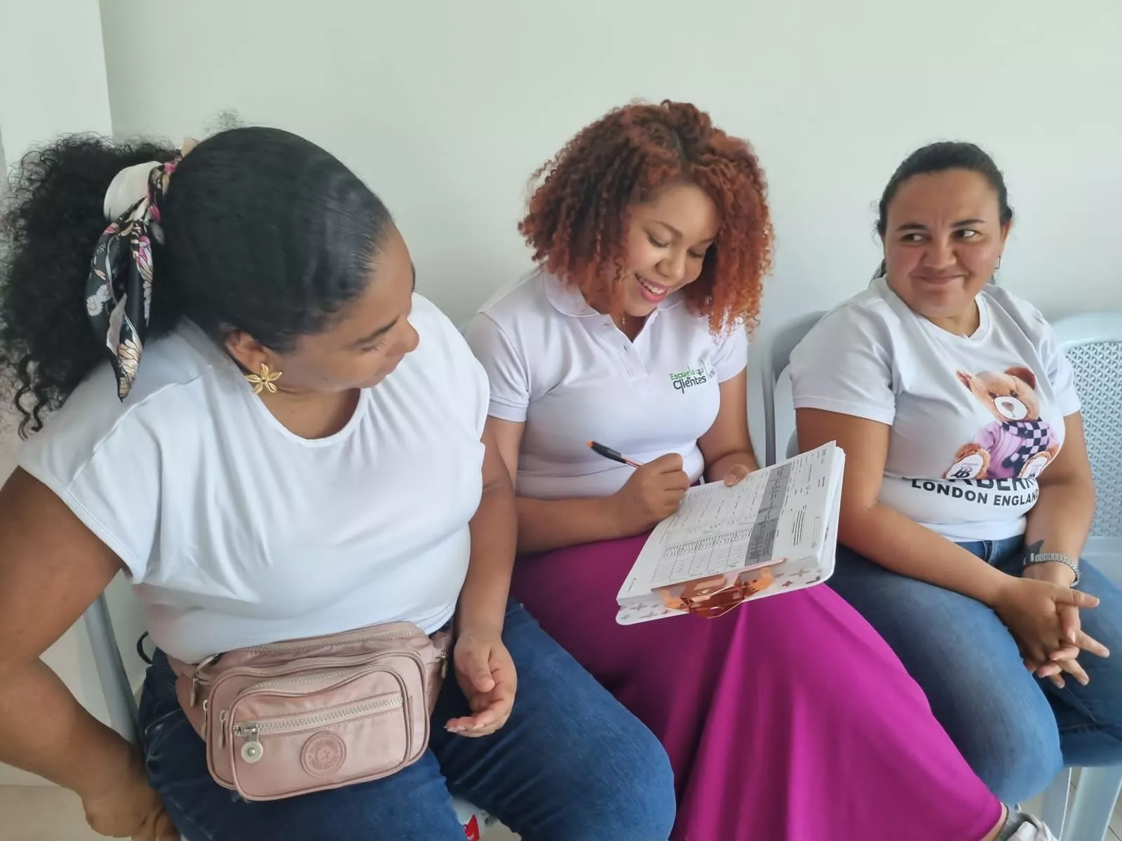 Nutresa capacita a mujeres tenderas en colaboración con la Oficina de Asuntos para la Mujer.