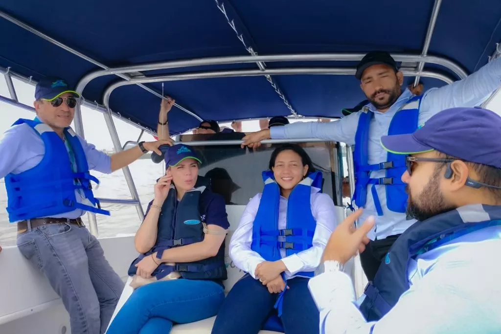 Recorrido por la Bahía Interna de Cartagena y entrada del Canal del Dique para hallar punto idóneo de construcción de planta de llenado de agua potable para Tierrabomba. 