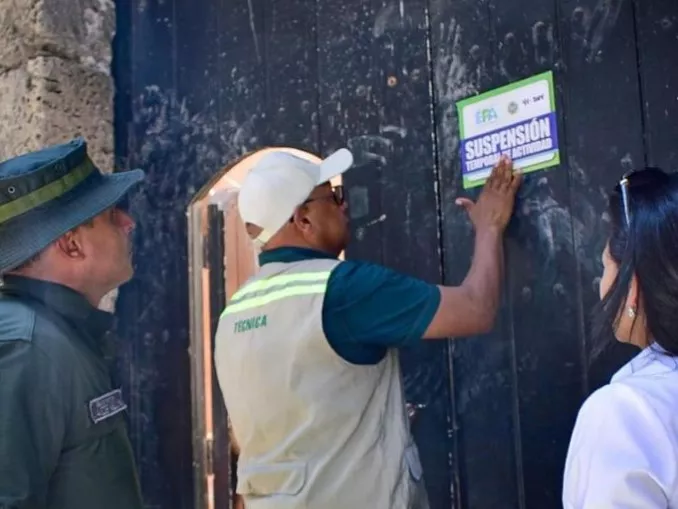 Las autoridades suspendieron dos obras civiles por irregularidades en los documentos que les acreditan la disposición adecuada de los residuos.