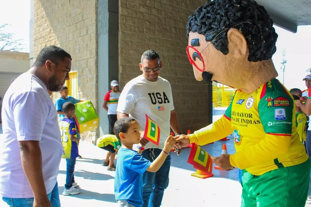 Don Pacho Buen Ciudadano llegó al estadio Jaime Morón para fomentar la cultura ciudadana, el buen comportamiento y el cuidado del escenario deportivo. 
