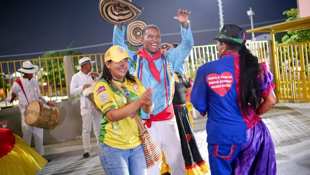🌟 En el marco del partido Real Cartagena vs Millonarios, desde el Estadio Jaime Morón León, la Alcaldía Mayor de Cartagena de Indias, a través de la Escuela de Gobierno y Liderazgo, realizó una jornada de sensibilización en cultura ciudadana para promover el cuidado y la protección de los bienes públicos. 🏟️✨