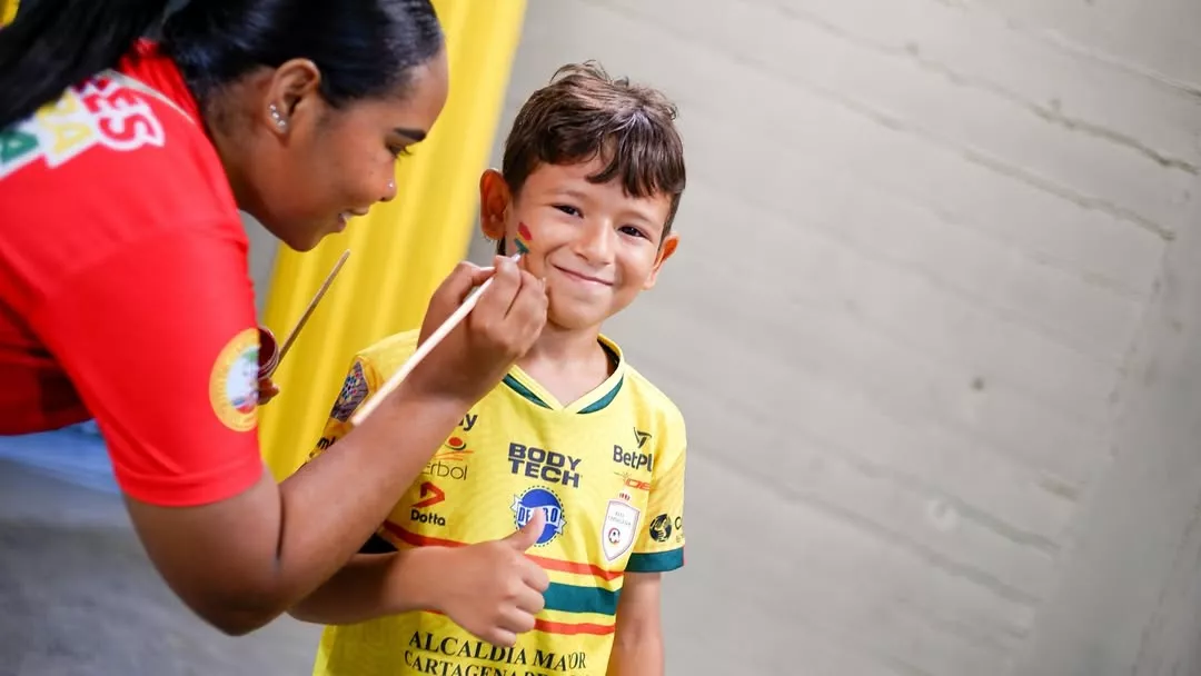 🌟 En el marco del partido Real Cartagena vs Millonarios, desde el Estadio Jaime Morón León, la Alcaldía Mayor de Cartagena de Indias, a través de la Escuela de Gobierno y Liderazgo, realizó una jornada de sensibilización en cultura ciudadana para promover el cuidado y la protección de los bienes públicos. 🏟️✨
