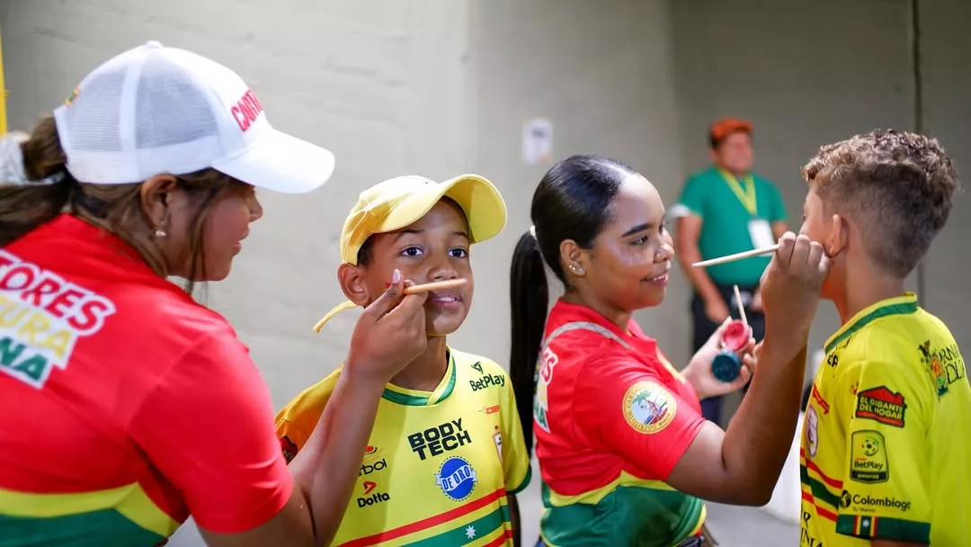 🌟 En el marco del partido Real Cartagena vs Millonarios, desde el Estadio Jaime Morón León, la Alcaldía Mayor de Cartagena de Indias, a través de la Escuela de Gobierno y Liderazgo, realizó una jornada de sensibilización en cultura ciudadana para promover el cuidado y la protección de los bienes públicos. 🏟️✨