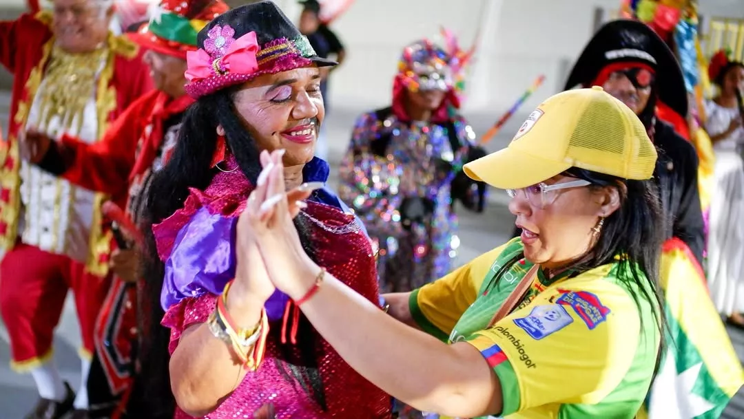 🌟 En el marco del partido Real Cartagena vs Millonarios, desde el Estadio Jaime Morón León, la Alcaldía Mayor de Cartagena de Indias, a través de la Escuela de Gobierno y Liderazgo, realizó una jornada de sensibilización en cultura ciudadana para promover el cuidado y la protección de los bienes públicos. 🏟️✨