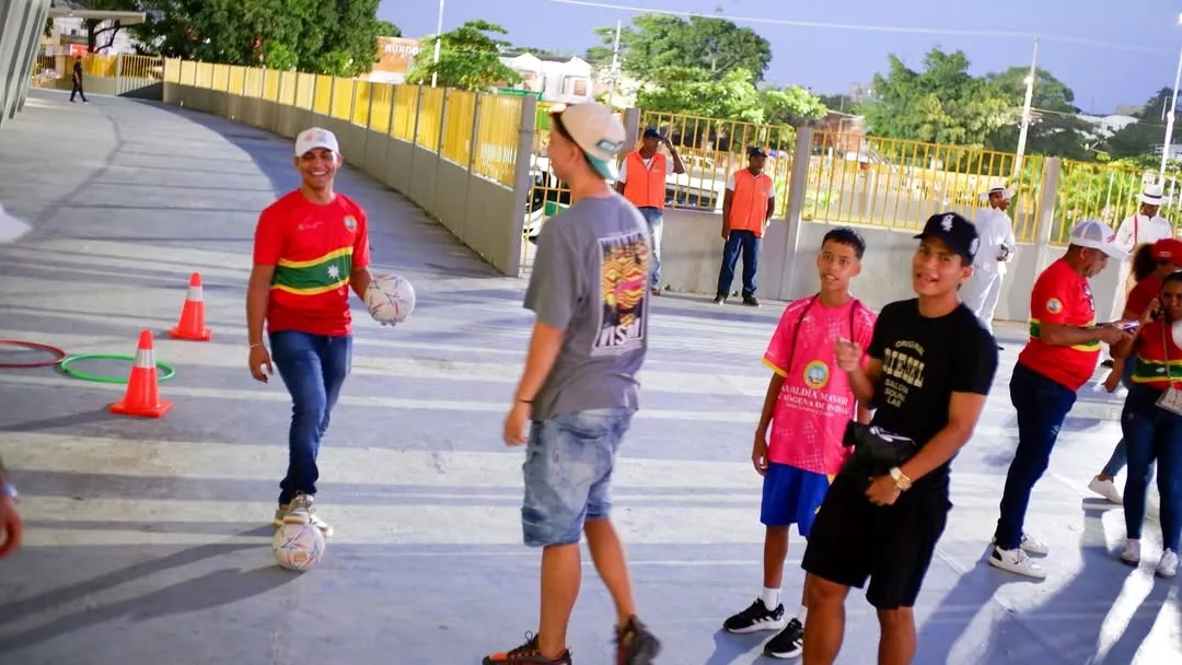 🌟 En el marco del partido Real Cartagena vs Millonarios, desde el Estadio Jaime Morón León, la Alcaldía Mayor de Cartagena de Indias, a través de la Escuela de Gobierno y Liderazgo, realizó una jornada de sensibilización en cultura ciudadana para promover el cuidado y la protección de los bienes públicos. 🏟️✨
