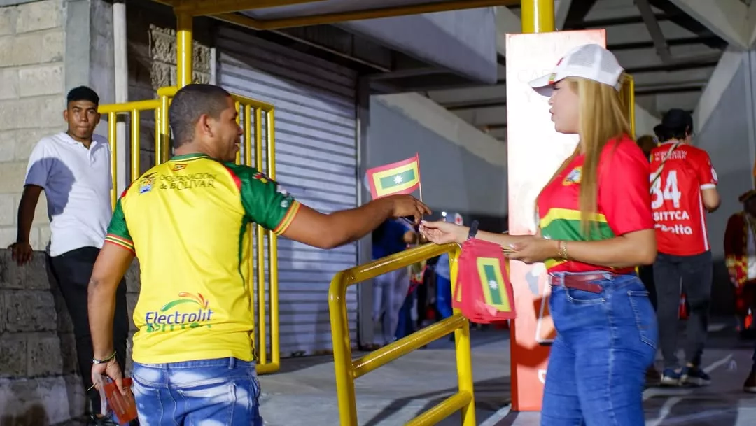 🌟 En el marco del partido Real Cartagena vs Millonarios, desde el Estadio Jaime Morón León, la Alcaldía Mayor de Cartagena de Indias, a través de la Escuela de Gobierno y Liderazgo, realizó una jornada de sensibilización en cultura ciudadana para promover el cuidado y la protección de los bienes públicos. 🏟️✨