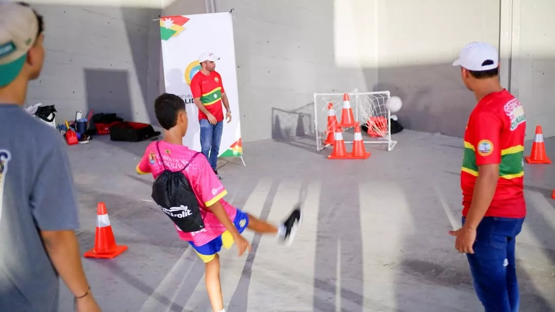 🌟 En el marco del partido Real Cartagena vs Millonarios, desde el Estadio Jaime Morón León, la Alcaldía Mayor de Cartagena de Indias, a través de la Escuela de Gobierno y Liderazgo, realizó una jornada de sensibilización en cultura ciudadana para promover el cuidado y la protección de los bienes públicos. 🏟️✨