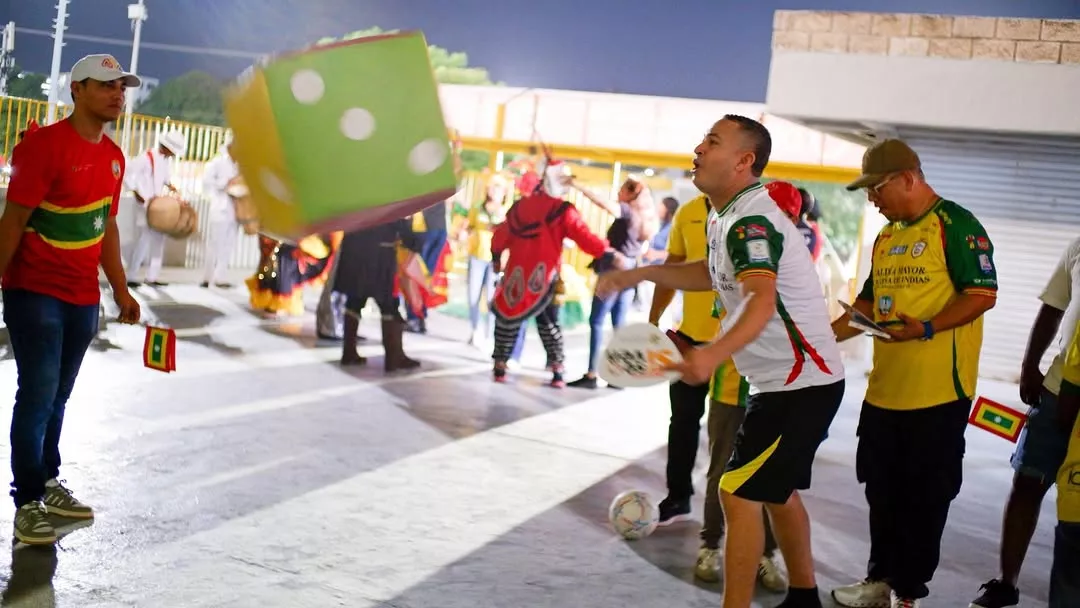 🌟 En el marco del partido Real Cartagena vs Millonarios, desde el Estadio Jaime Morón León, la Alcaldía Mayor de Cartagena de Indias, a través de la Escuela de Gobierno y Liderazgo, realizó una jornada de sensibilización en cultura ciudadana para promover el cuidado y la protección de los bienes públicos. 🏟️✨