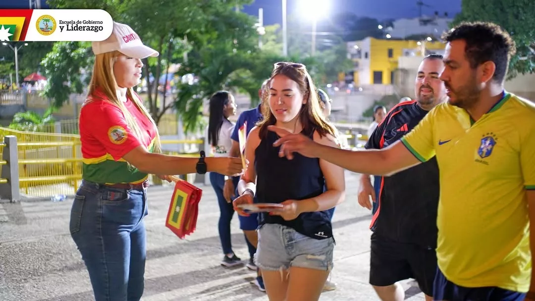 🌟 En el marco del partido Real Cartagena vs Millonarios, desde el Estadio Jaime Morón León, la Alcaldía Mayor de Cartagena de Indias, a través de la Escuela de Gobierno y Liderazgo, realizó una jornada de sensibilización en cultura ciudadana para promover el cuidado y la protección de los bienes públicos. 🏟️✨