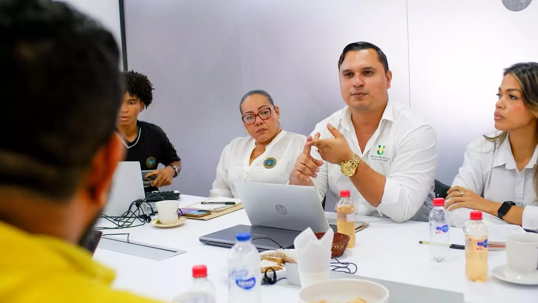 🚖 La Alcaldía Mayor de Cartagena de Indias, a través de la Escuela de Gobierno y Liderazgo, en articulación con la Secretaría de Educación Distrital y la Institución Universitaria Mayor de Cartagena, realizó una audiencia con el sindicato de taxistas de la ciudad.